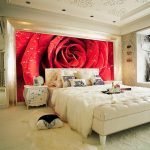 Mural dinding dengan mawar merah