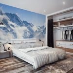 تصميم غرفة نوم فاتحة اللون مع جداريات زرقاء