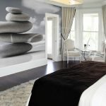 Yatak odası tasarımında gri duvar resmi