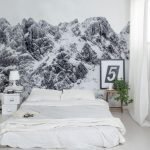 Pintura mural amb muntanyes nevades