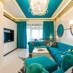 Złoty w połączeniu z niebieskim we wnętrzu sypialni-salonu