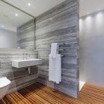 Cinza e marrom no design do banheiro