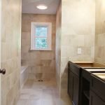 Dekorera badrummet med beige brickor