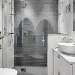 Vestavěná sprcha se skleněnými dveřmi
