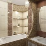Conception de salle de bain étroite avec grand miroir