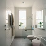 Design del bagno stretto con finestra