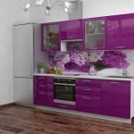 Conception de cuisine violette avec orchidée.