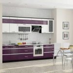 Erdvi purpurinė ir balta virtuvė