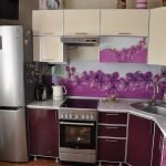 Design av ett litet lila kök med blommig accenter