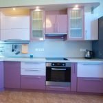 Biela a fialová kuchyňa