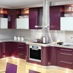 Стилен лилав дизайн на кухня за апартамент