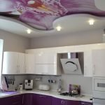 Dizainas purpurinė virtuvė su ištempiamomis lubomis