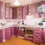 Bucătărie violetă confortabilă