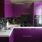 Violett farge i utformingen av et lite kjøkken