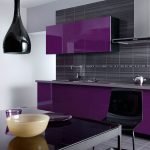 Stijlvolle paarse keuken met een zwart schort