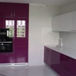 Design de cozinha branca e roxa com janela