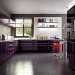 Conception de cuisine violette avec fenêtre.