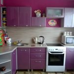 Mažos purpurinės virtuvės dizainas