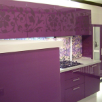 Malý fialový dizajn kuchyne