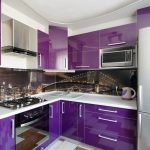 Дизайн на малка ъглова лилава кухня