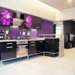 Juodos ir violetinės spalvos virtuvė
