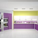 Romslig gulfiolett kjøkken