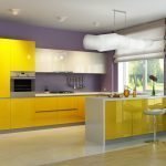 Keltainen violetti keittiö