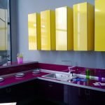 Cozinha amarela violeta