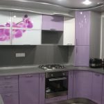 Дизайн на малка сиво-лилава кухня