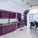 Stylový design kuchyně se šedou fialovou barvou