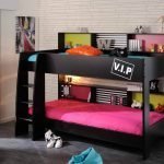 Czarne łóżko piętrowe w pokoju nastolatka