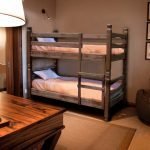Pokój w stylu ekologicznym z łóżkiem piętrowym