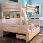 Pohodlná dřevěná postel