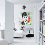 Lyst bilde i et hvitt interiør