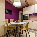Bucătărie galben-violet cu zonă de luat masa