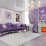 Olohuoneessa violetti sohva