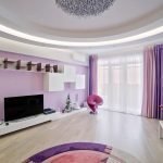 Salon spacieux aux couleurs violettes