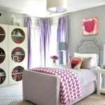 Habitació infantil amb cortines liles