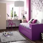 Pokój nastolatka w fioletowych kolorach.