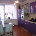 Modern bir mutfak tasarımında Lila rengi
