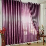 Okenné dekorácie s fialovými záclonami a záclonami