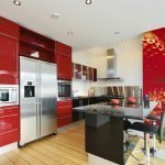Røde møbler på kjøkkenet