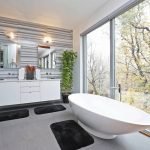 Salle de bain avec fenêtres panoramiques