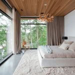 Ampia camera da letto in stile ecologico