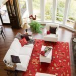 Červený koberec v interiéri obývacej izby s veľkými oknami