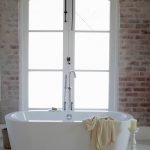 חלונות פנורמיים מתנדנדים בחדר האמבטיה