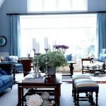 Grande finestra con tende blu