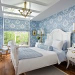 Dormitorio con papel tapiz azul