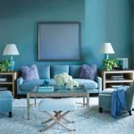 Sofa z niebieskimi poduszkami
