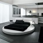 Rund seng med svart sengeteppe